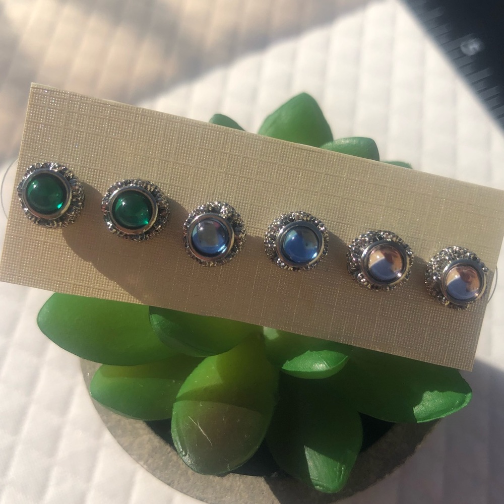 Beautiful vintage vibe earrings with class💚